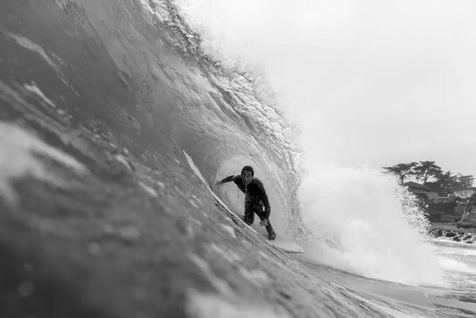 Imagem de surfista vestindo wetsuit Vissla dentro de túnel em onda no mar.